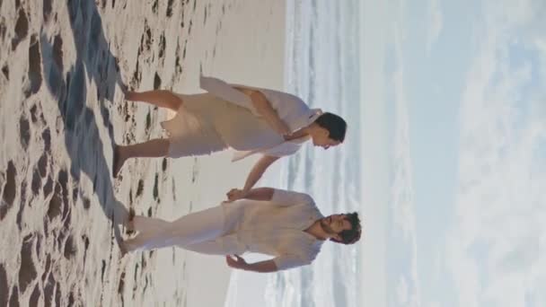 Fröhliche Eheleute Genießen Einen Strandspaziergang Bei Dem Sie Zusammen Spaß — Stockvideo