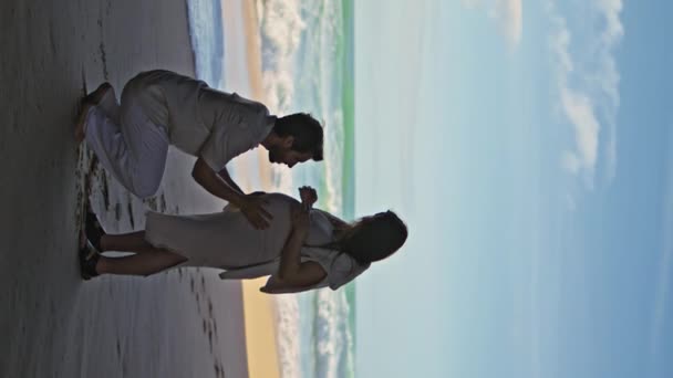Expectante Padre Acariciando Vientre Embarazada Hermosa Esposa Pie Playa Roca — Vídeo de stock
