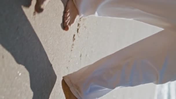 Paar Beine Treten Sand Goldenen Strand Hinterlässt Spuren Vertikal Orientierte — Stockvideo