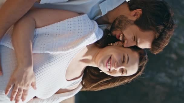 Sonriente Hombre Abrazando Embarazada Vientre Amada Joven Esposa Hermosa Playa — Vídeo de stock