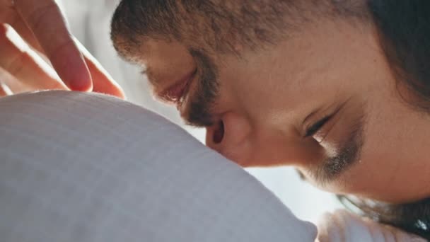 Očekávaný Otec Mluví Břicho Těhotné Ženy Usmívá Cítit Lásku Vertikální — Stock video