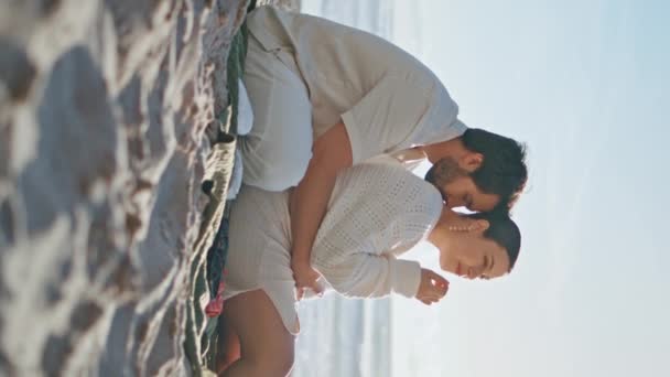 Pareja Embarazada Relajándose Picnic Hermosa Playa Arena Verticalmente Cónyuges Jóvenes — Vídeos de Stock