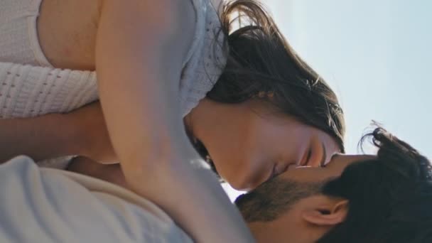 Ніжні Коханці Цілуються Пляжному Романтичному Побаченні Сонячному Узбережжі Вертикально Орієнтованому — стокове відео