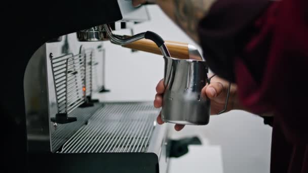 Barista Handen Bereiden Latte Professionele Koffiezetapparaat Close Onbekende Getatoeëerde Man — Stockvideo