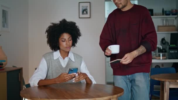 Freundliche Barista Bringt Tasse Aromatischen Kaffee Jungen Afrikanisch Amerikanischen Kundin — Stockvideo