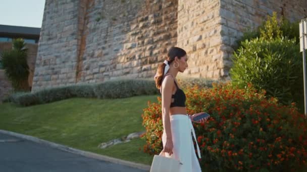 Luxe Meisje Lopen Tropische Straat Met Smartphone Elegante Rijke Brunette — Stockvideo