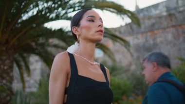 Modaya uygun bir kadın eski kasaba bölgesini geziyor. Lüks içinde gezen genç bayan turistik bölgede tropik yeşillik yakınlarında tek başına dolaşıyor. Kendine güveni tam bir kız. Yaz tatilinin tadını çıkarıyor..
