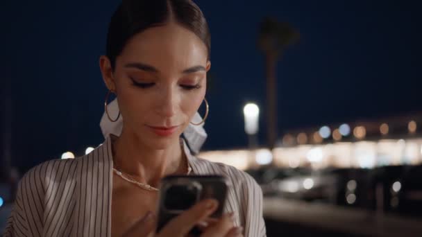 Egy Mosolygó Sms Mobilján Éjszakai Utcában Portré Vonzó Nyugodt Lány — Stock videók
