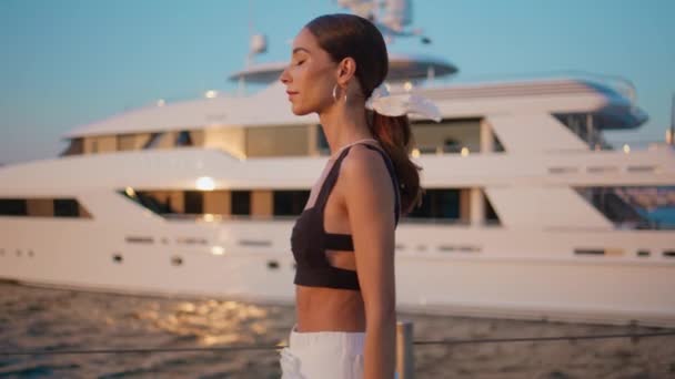 Élvezze Sétát Kikötőben Közelében Luxus Jacht Nyári Este Közelről Oldalnézet — Stock videók