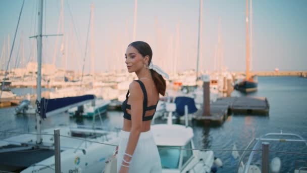 Жінка Споглядає Пірс Розкішними Білими Яхтами Сонячним Вечором Щаслива Стильна — стокове відео