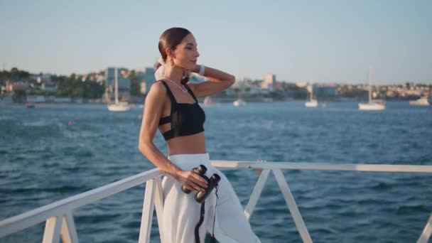 Lady Beobachtet Das Meer Sommerwochenende Fernglas Elegante Unbeschwerte Frau Mit — Stockvideo
