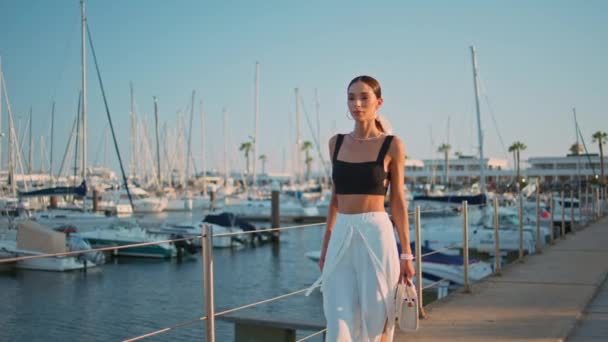 Mujer Tranquila Caminando Puerto Traje Moda Elegante Turista Femenina Despreocupada — Vídeos de Stock
