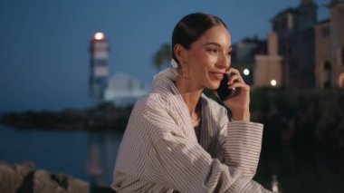 Güleç bir kadın tatilde cep telefonuyla konuşuyor. Heyecanlı iş kadını arıyor. Alacakaranlıkta sahil şehrinde dinleniyor. Mutlu sakin kız hafta sonu sohbetinin tadını çıkar..