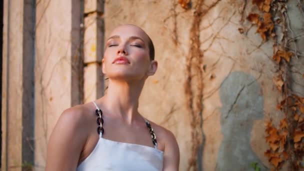 Modaya Uygun Bir Kız Gözlerini Kapatıyor Akşam Güneşinin Tadını Çıkarıyor — Stok video
