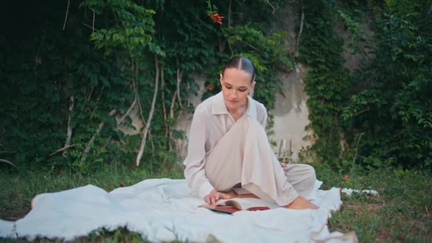 Serene Lady Meadow Kaygısız Piknikte Sayfa Çeviriyor Rahat Çekici Kadın — Stok video