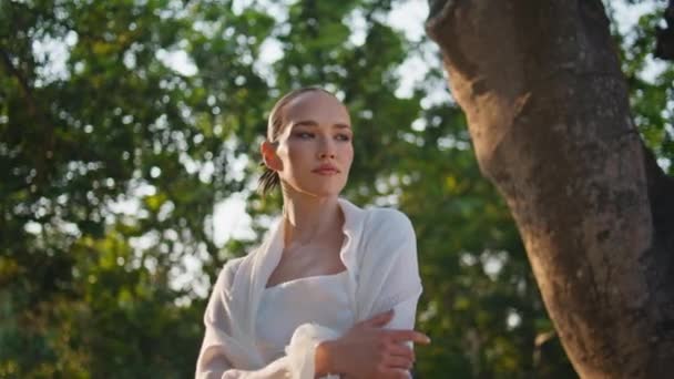 Dame Rêveuse Debout Dans Forêt Enveloppant Tissu Blanc Près Femme — Video