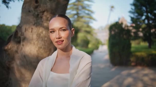 Femme Insouciante Détendre Dans Jardin Regarder Caméra Gros Plan Portrait — Video