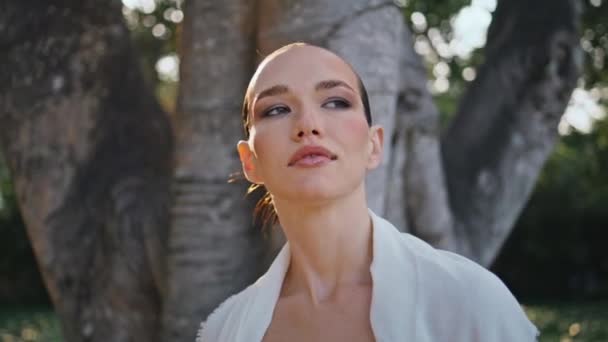 Mooi Model Poseren Tuin Zoek Naar Rustige Natuur Schoonheid Van — Stockvideo