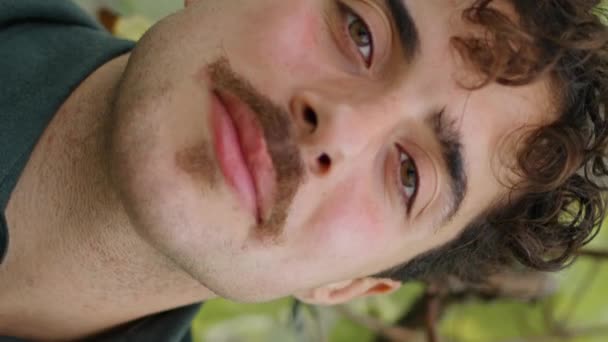 Atrakcyjny Wąsaty Młody Człowiek Pozujący Plantacji Winorośli Pod Krzewem Winorośli — Wideo stockowe
