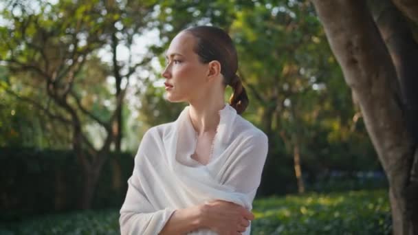 Femme Solitaire Croisant Les Mains Posant Dans Parc Verdoyant Près — Video