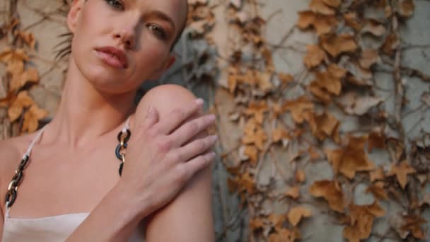Žena Podzimním Listí Stěně Zblízka Smyslný Atraktivní Model Který Vypadá — Stock video