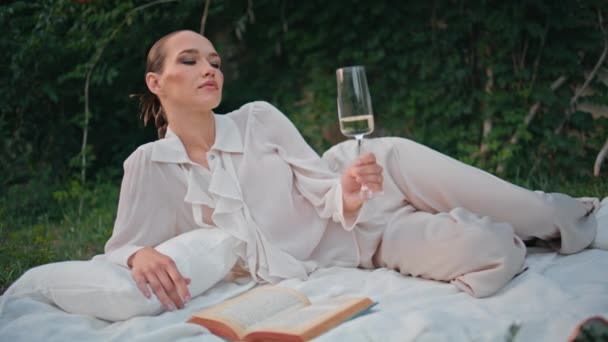 Шикарная Женщина Отдыхает Вином Пикник Одеяло Летние Выходные Красивая Модель — стоковое видео