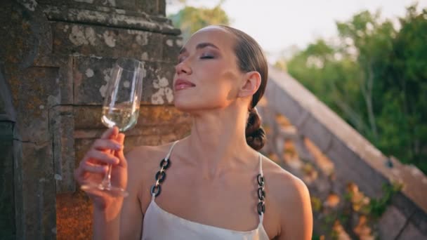 Eski Bina Merdivenlerinde Cam Kadehten Şarap Içen Rahat Bir Kız — Stok video