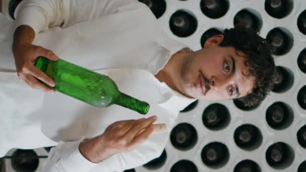 Молодий Італійський Винороб Відкриває Пробку Винної Пляшки Стоїть Підвалі Великою — стокове відео