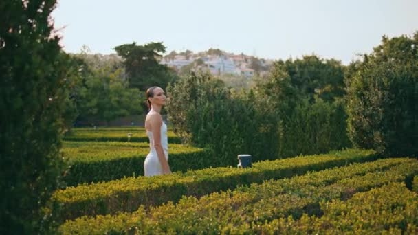 Schöne Mädchen Suchen Gartenansichten Bei Entspannten Wochenendspaziergang Elegante Unbeschwerte Frau — Stockvideo