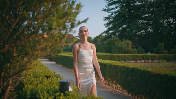 Bekymmerslös Kvinna Som Promenerar Närheten Buskar Trädgårdsvägen Ensam Ung Drömska — Stockvideo