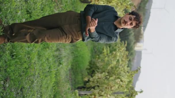 Joven Hombre Italiano Filas Viñedos Que Buscan Arbustos Uva Temporada — Vídeos de Stock