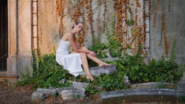 Zmysłowa Kobieta Siedząca Opuszczonym Miejscu Eleganckiej Białej Sukience Romantyczny Model — Wideo stockowe