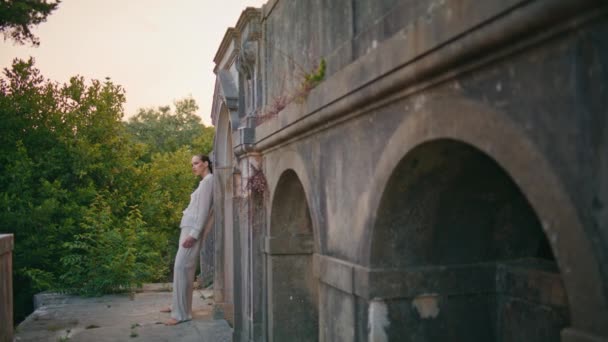 Kobieta Stojąca Dachu Zamku Ciesząca Się Pięknym Opuszczonym Miejscem Samotnie — Wideo stockowe