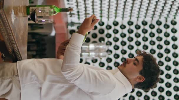 Ung Italiensk Sommelier Korkar Upp Vin Flaska Förbereder Degustation Stående — Stockvideo