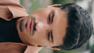 Girişimci çift projeyi dikey video çekimini tartışıyor. İşbirliğine odaklanmış takım adamı kadın. Parkta genç iş adamları birlikte konuşuyor. Stratejiden bahseden zeki meslektaşlar