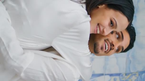 Sorridenti Innamorati Abbracciano Parete Piastrella Posto Video Verticale Vicino Due — Video Stock