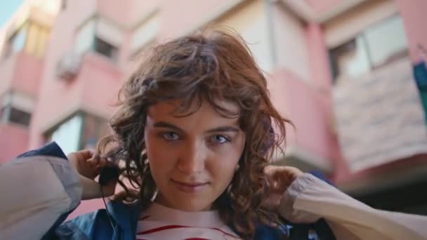 거리에 이어폰을 편안한 클로즈업 소녀의 초상화 지역에서 헤드폰에 음악을 합니다 — 비디오