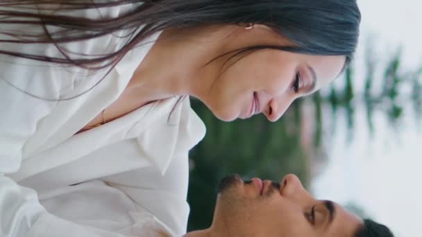 Verticalmente Closeup Par Romântico Abraçando Rua Sensual Mulher Homem Bonito — Vídeo de Stock