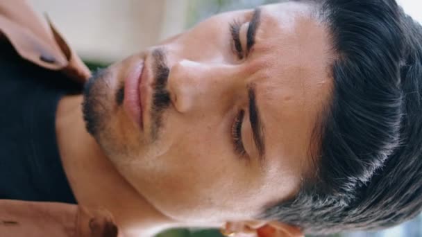 Latin Adam Parka Dikey Olarak Bakıyor Esmer Ciddi Bir Adamı — Stok video