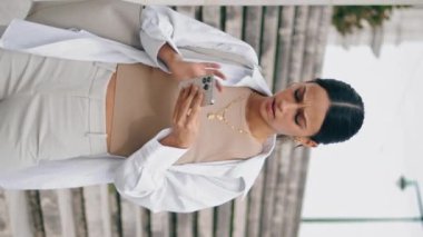 Dikey caddede cep telefonunu hızla yazan gergin bir kadın. Endişeli kız etrafa bakınırken kaybolmuş hissediyor. Stresli Latin iş kadını akıllı telefondan bildirileri kontrol ediyor. Kafası karışmış kadın mesaj alıyor. 