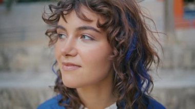 Siyah saçlı kız sokakta poz veriyor. Çekici romantik bir kadın şehir dışında dinleniyor. Kaygısız genç bayan gülümsüyor ve şehir merkezinde dinleniyor. Gençlik hayatı konsepti.