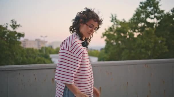 Hipster Drží Trendy Longboard Chůze Městské Oblasti Sám Zblízka Šťastná — Stock video