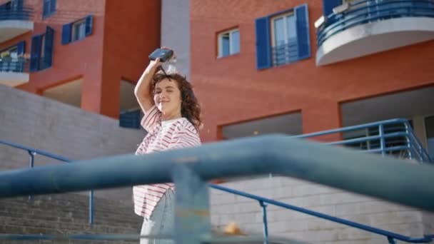 Городская Девушка Слушает Ритмичную Музыку Наушниках Городской Лестнице Красивая Радостная — стоковое видео