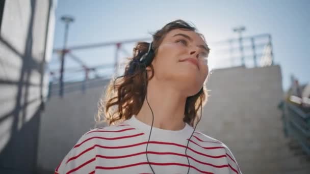 Gadis Headphone Santai Bawah Sinar Matahari Bergerak Dalam Bijaksana Lagu — Stok Video