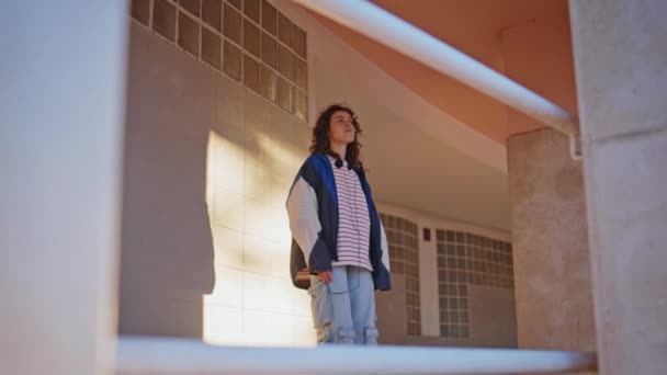 Meisje Student Ontspannen Avondstraat Buurt Van Stedelijk Gebouw Krullend Zorgeloos — Stockvideo