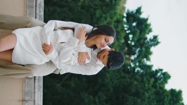 Krásný Pár Objímající Spolu Střeše Místo Vertikálně Orientované Dva Hispánští — Stock video