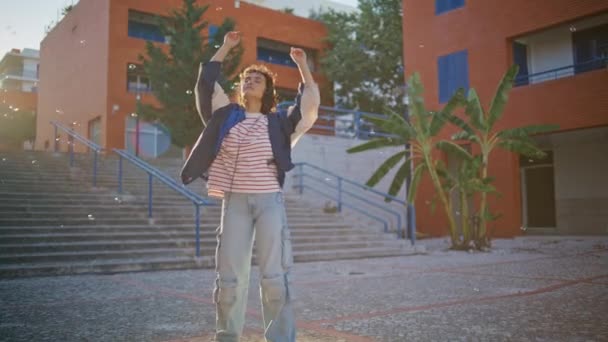 Fülhallgató Hipszter Táncol Buborékokban Esti Utcában Gondtalan Divatos Zenét Hallgat — Stock videók