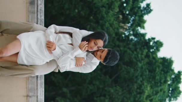 Şefkatli Aşıklar Gözlem Platformunda Birbirlerine Sarılıyorlar Bulutlu Bir Günde Aşık — Stok video