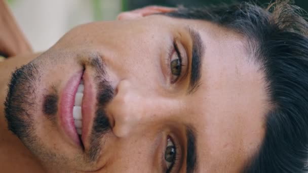 Usmívající Muž Hledící Kamerou Přírodě Umístit Vertikálně Orientovaný Portrét Mladý — Stock video