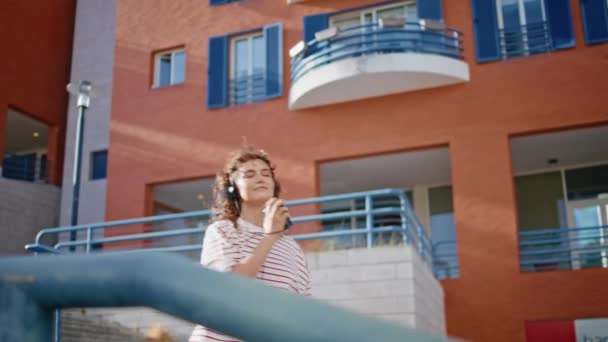 Auriculares Adolescente Bailando Escalera Calle Día Verano Chica Rizada Sin — Vídeos de Stock